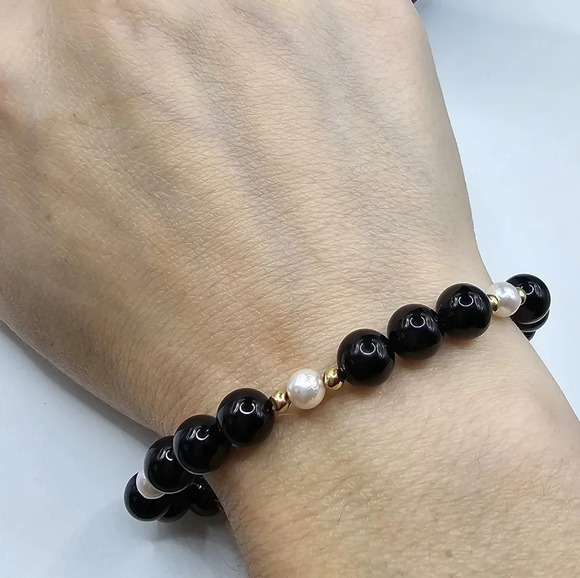 14K Gold, Onyx, & Pearls 7 Inch Beaded Bracelet stamped - Picture 4 of 5